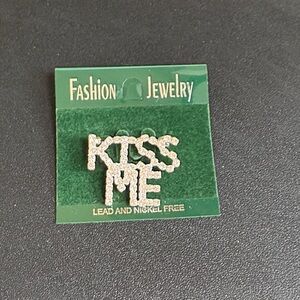 Silver Tone Kiss Me' Brooch
